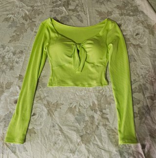 Top verde con nudo delantero
