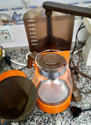 Cafetera antigua naranja y marrón