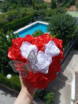 Flores de satén rojas y blancas