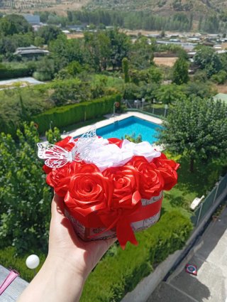 Flores de satén rojas y blancas