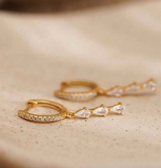 Pendientes dorados con brillantes