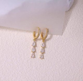 Pendientes dorados con brillantes
