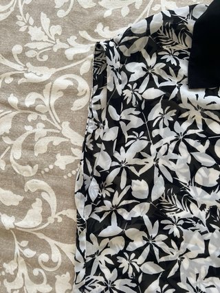 Camisa Bershka sin mangas floral