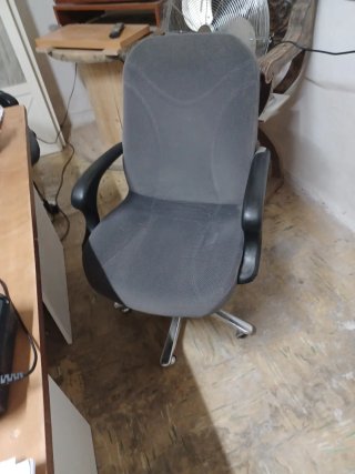 Sillón de oficina gris