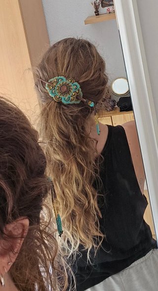 Pasador de pelo con abalorios y madera