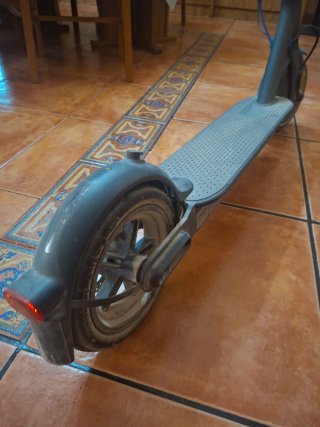 Patinete eléctrico gris y negro