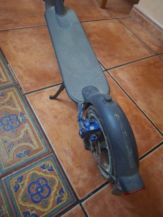 Patinete eléctrico gris y negro