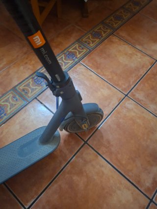 Patinete eléctrico gris y negro