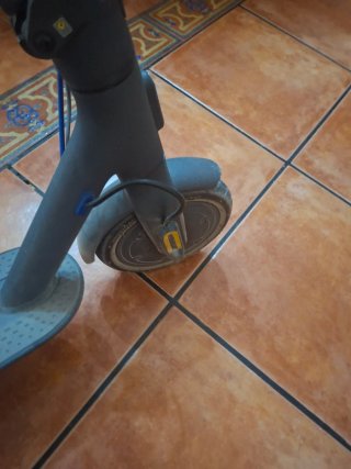 Patinete eléctrico gris y negro