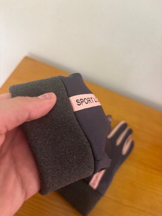 Guantes grises y rosas