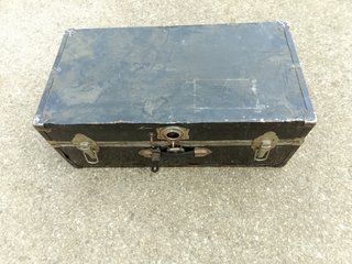 Baule vintage in metallo e plastica