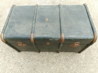Baule vintage in metallo e plastica
