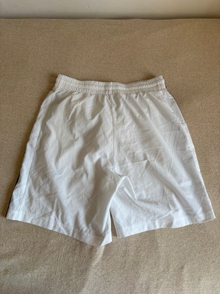 Pantalón corto Adidas blanco, también bañador