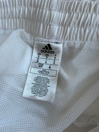 Pantalón corto Adidas blanco, también bañador