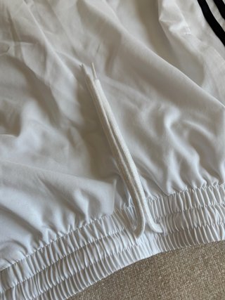 Pantalón corto Adidas blanco, también bañador