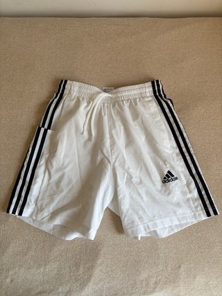 Pantalón corto Adidas blanco, también bañador