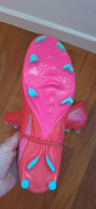Scarpe da calcio Nike rosse e turchesi