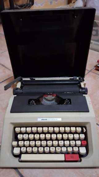 Máquina de escribir Olivetti Lettera 42 Antigua.