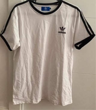 Camiseta Adidas blanca con rayas