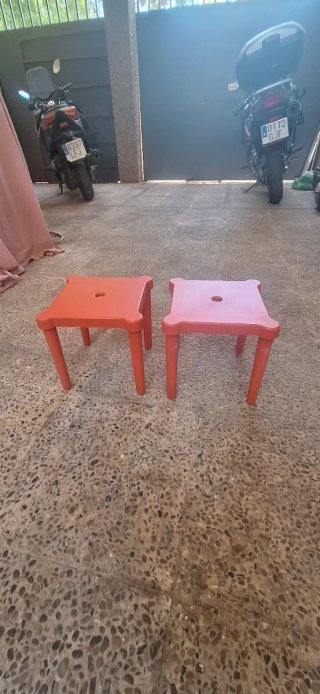 2 taburetes infantiles IKEA UTTER rojos