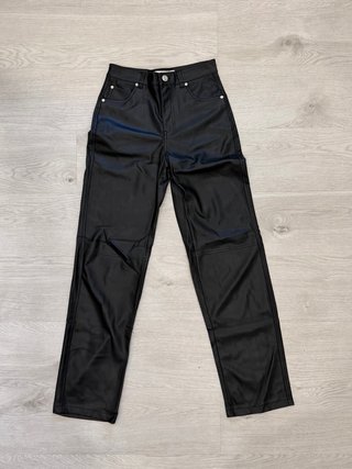 Pantalón efecto piel Bershka negro