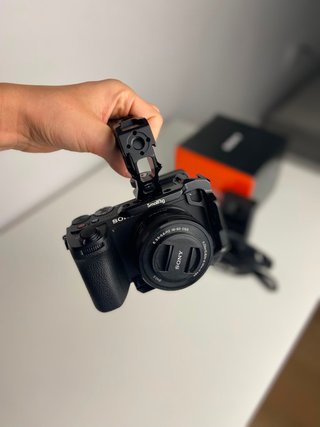 Sony a6700 + lente KIT 16-50mm COMO NUEVA