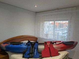 Kayak en perfecto estado con remo y chalecos