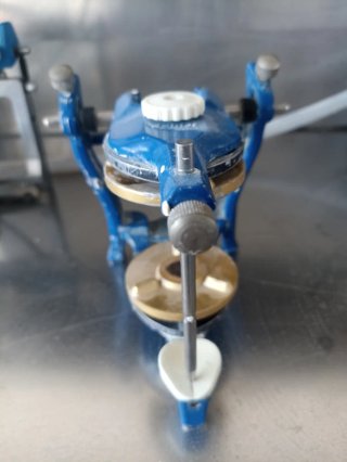 Articulador dental azul