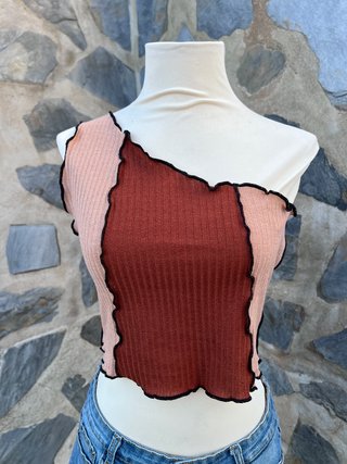 Top asimétrico canalé Shein beige y marrón
