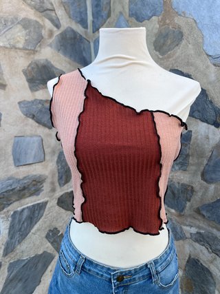Top asimétrico canalé Shein beige y marrón