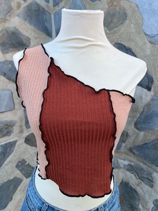 Top asimétrico canalé Shein beige y marrón