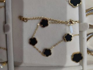 Pulsera Acero Dorado Flores Blancas Negras