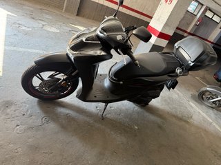Honda SH 125i ABS Negra con sus 2 mandos.
