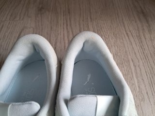 Zapatillas Puma azul claro y blanco.