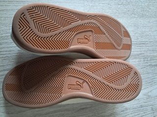 Zapatillas Puma azul claro y blanco.