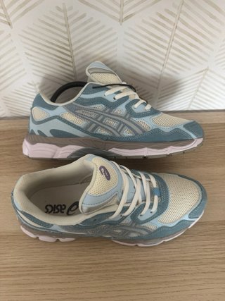 ASICS GEL‑NYC Cream/Arctic Sky · Talla 42