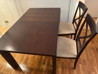 Mesa extensible y 4 sillas de madera