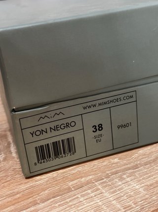 Zapatos de tacón negros con tiras
