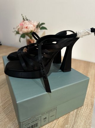 Zapatos de tacón negros con tiras