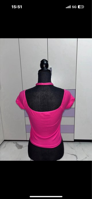 Top fucsia aderente con incrocio