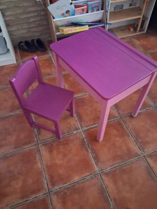 Mesa, silla infantil morada y rosa dentro pizzarra