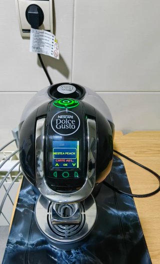 COMO NUEVA. Cafetera de cápsulas "Delonghi"...