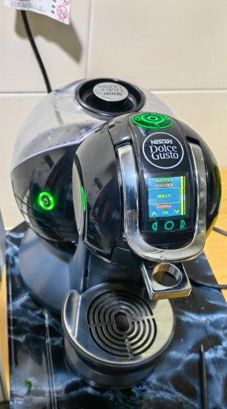 COMO NUEVA. Cafetera de cápsulas "Delonghi"...