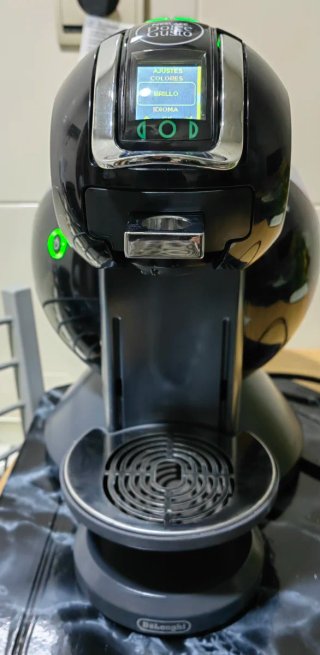 COMO NUEVA. Cafetera de cápsulas "Delonghi"...