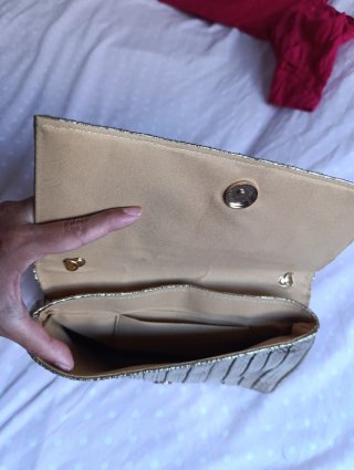 Bolso de mano dorado plisado