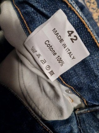 Jeans pinocchietto Berna con borchie e strappi -