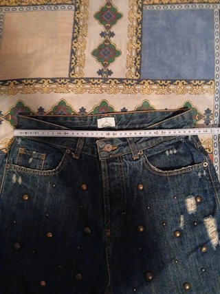 Jeans pinocchietto Berna con borchie e strappi -