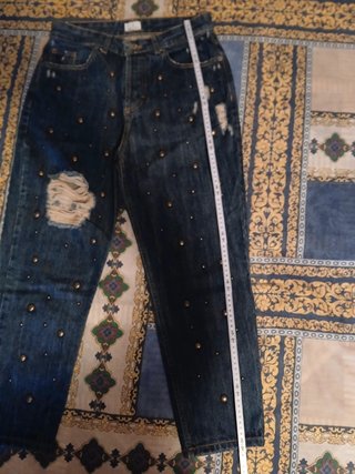 Jeans pinocchietto Berna con borchie e strappi -