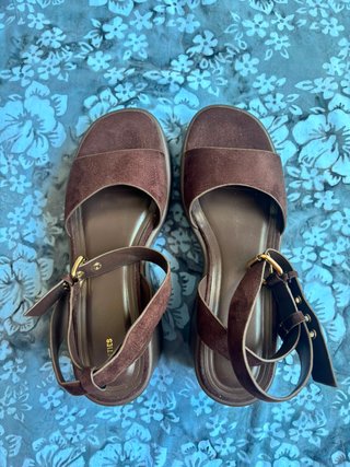 Sandalias de cuña marrón