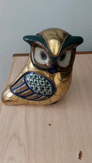 Figuras de búhos dorados....